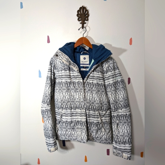 Roxy White and Black Pattern Winter Jacket With Faux Fur Trim - Picture 2 of 11